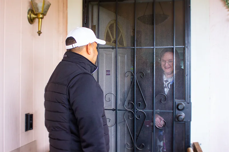 delivering-meal-to-client-at-door