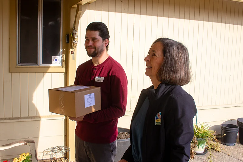 delivering-meals-at-door